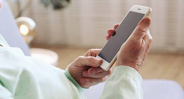 cellulari tra gli anziani